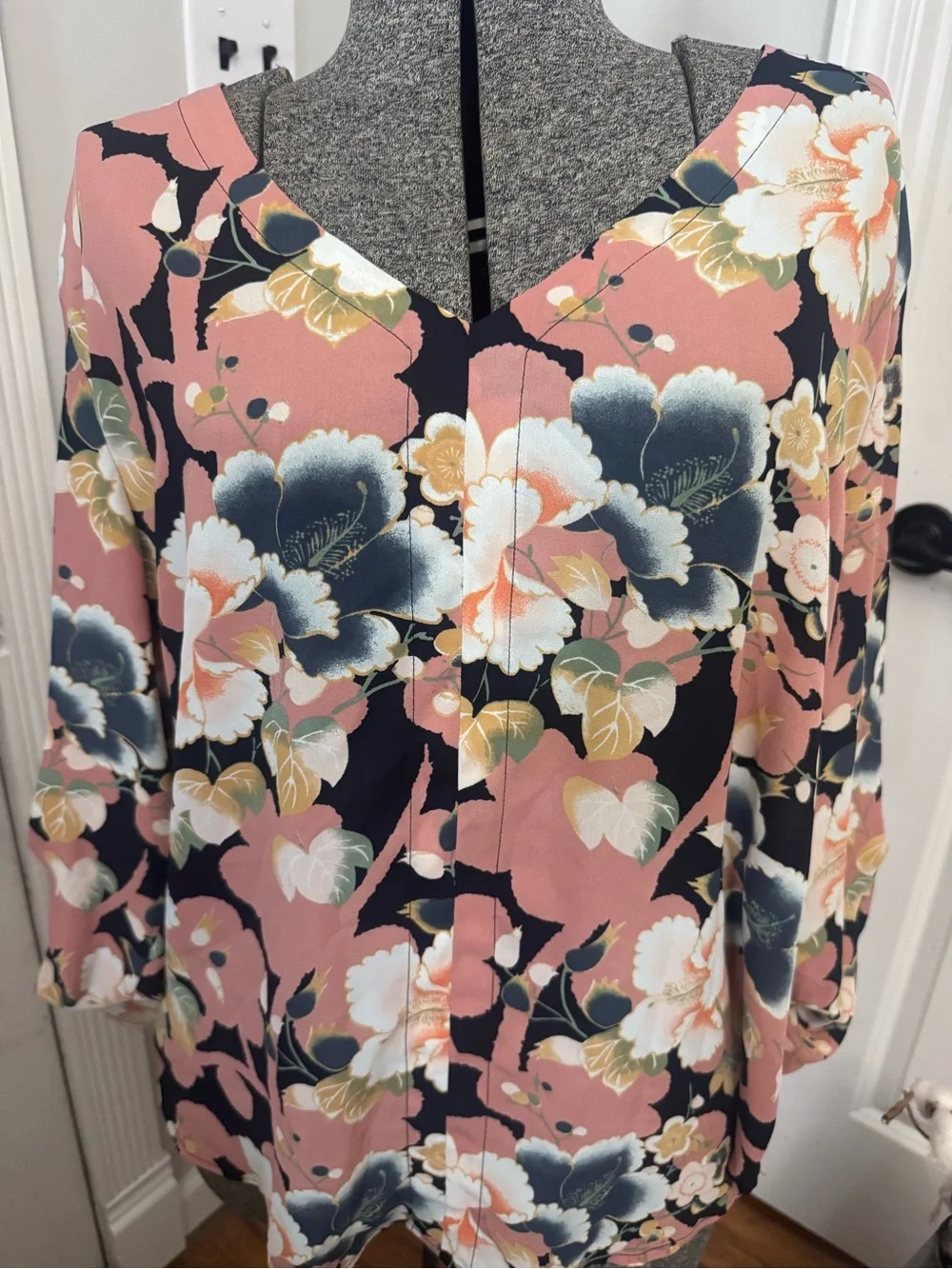 LOFT Pink Floral V-Neck Blouse with Navy & Cream Accents XL NWT - Picture 2 of 6